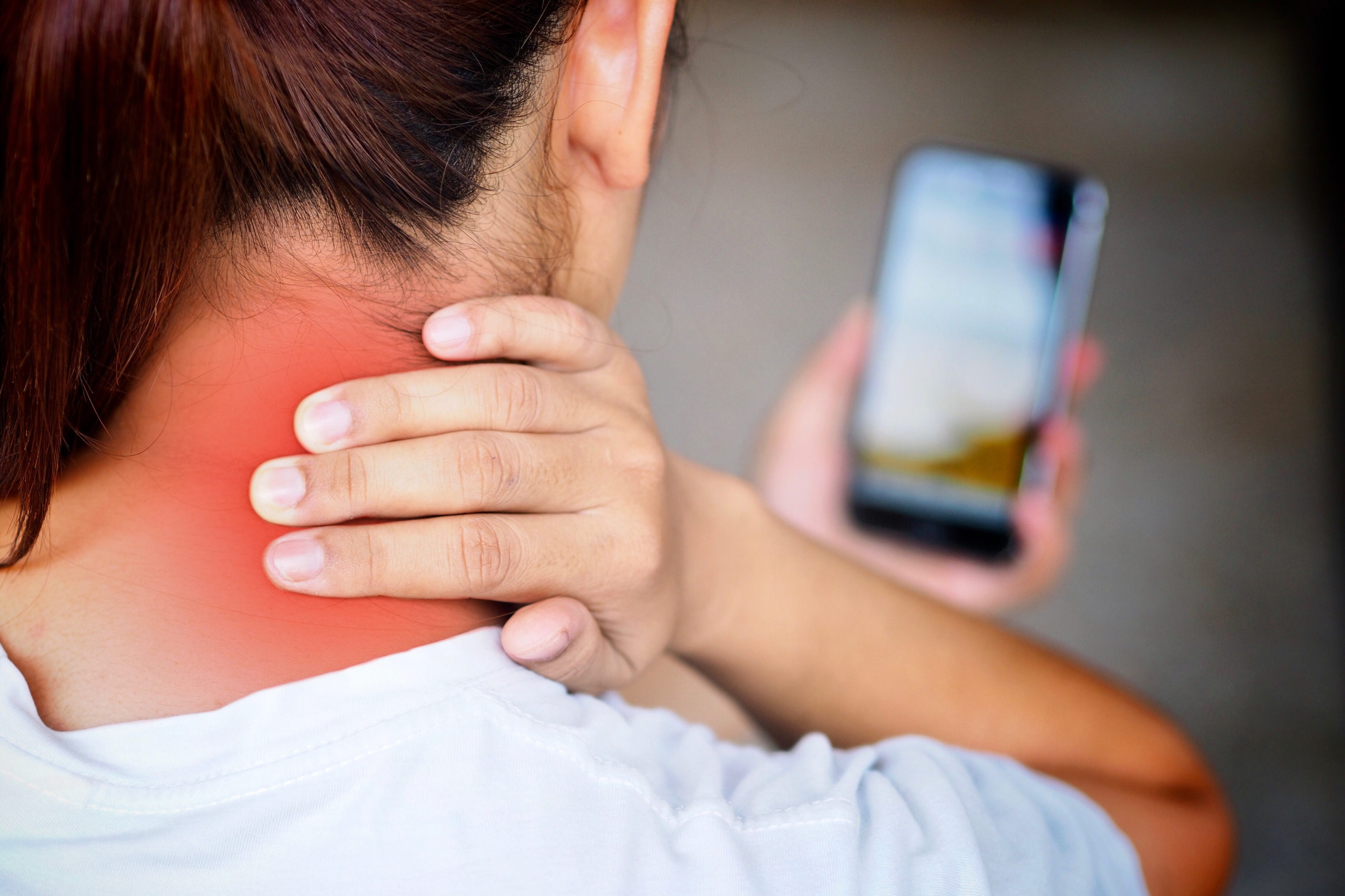 क्या आपका स्मार्टफोन आपकी गर्दन में दर्द (Neck Pain) का कारण बन रहा है?